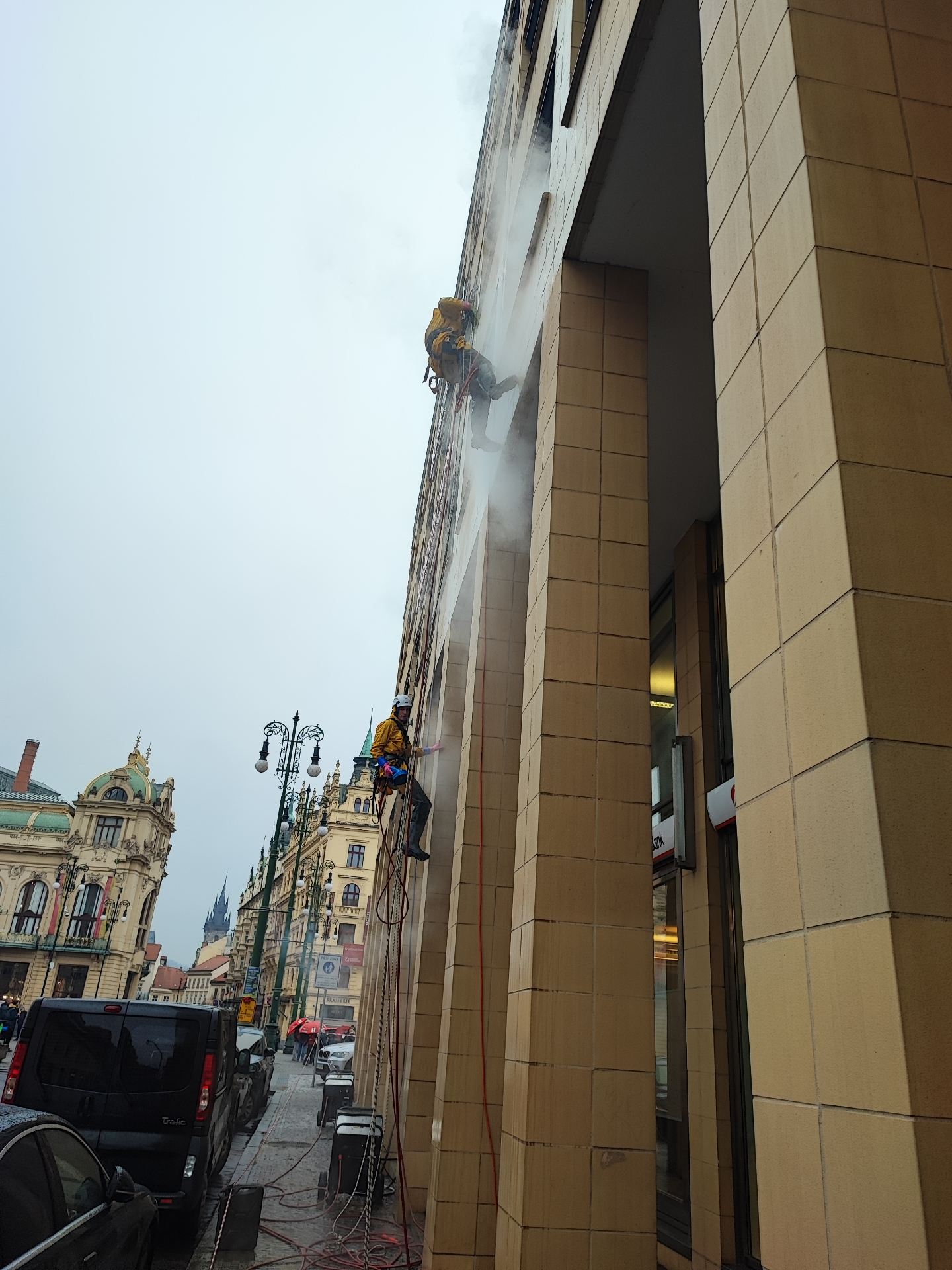 Mytí a impregnace fasády budovy banky na Náměstí Republiky v Praze